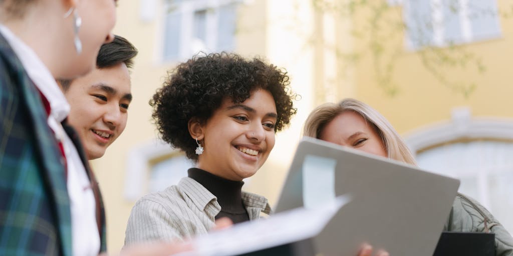 A dynamic outdoor meeting with a team discussing marketing strategies while sitting on a park bench, surrounded by nature. The image conveys a fresh perspective on workday marketing strategy, illustrating how ideas can flow in unconventional settings.