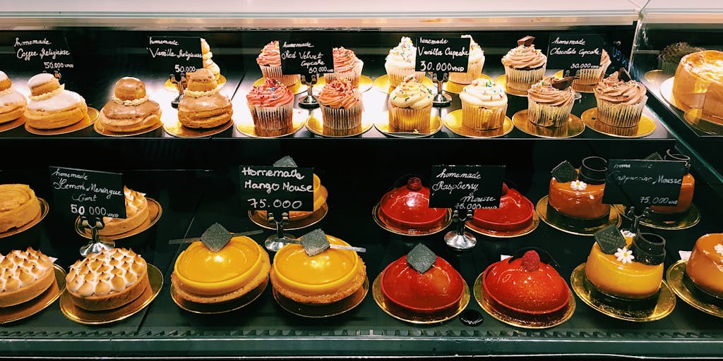 An artistic flat lay of various price tags with different colors and textures, arranged in a circular pattern. In the center, a small lemon slice symbolizes the 'lemwarm' concept, blending the idea of pricing with a fresh, vibrant touch. The background is a rustic wooden table to enhance the warmth.